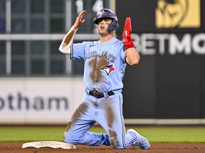 Whit Merrifield des Blue Jays de Toronto réagit après avoir été appelé pour tenter de voler la deuxième place de la cinquième manche contre les Astros de Houston au Minute Maid Park le 19 avril 2023 à Houston, au Texas.