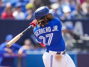 Vladimir Guerrero Jr. des Blue Jays de Toronto frappe un simple RBI contre les Rays de Tampa Bay lors de la première manche lors de leur match de la MLB au Rogers Centre le 16 avril 2023 à Toronto, Ontario, Canada.