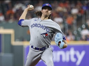 17 avril 2023 ;  Houston, Texas, États-Unis ;  Le lanceur partant des Blue Jays de Toronto, Kevin Gausman (34 ans), livre un lancer lors de la deuxième manche contre les Astros de Houston au Minute Maid Park.