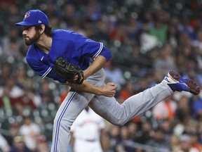 18 avril 2023 ;  Houston, Texas, États-Unis ;  Le lanceur de relève des Blue Jays de Toronto, Jordan Romano (68 ans), livre un lancer lors de la neuvième manche contre les Astros de Houston au Minute Maid Park.