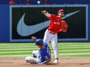 Santiago Espinal des Blue Jays de Toronto lance au premier rang alors que Michael Massey des Royals de Kansas City est marqué au deuxième rang de la troisième manche de leur match de la MLB au Rogers Center le 16 juillet 2022 à Toronto, Canada.  (Cole Burston/Getty Images)