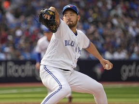 15 avril 2023 ;  Toronto, Ontario, CAN ;  Le lanceur des Blue Jays de Toronto, Yusei Kikuchi, lance aux Rays de Tampa Bay lors de la sixième manche au Rogers Centre.