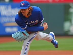 Kevin Gausman # 34 des Blue Jays de Toronto livre un lancer contre les Cardinals de St. Louis lors de la première manche au Busch Stadium samedi.