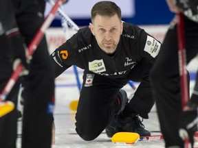 Ottawa On.  6 avril 2023.TD Centre.OK Tires & BKT Tire World Men's Curling Championship.Team Canada saute Brad Gushue lors du tirage 17 contre l'équipe d'Écosse