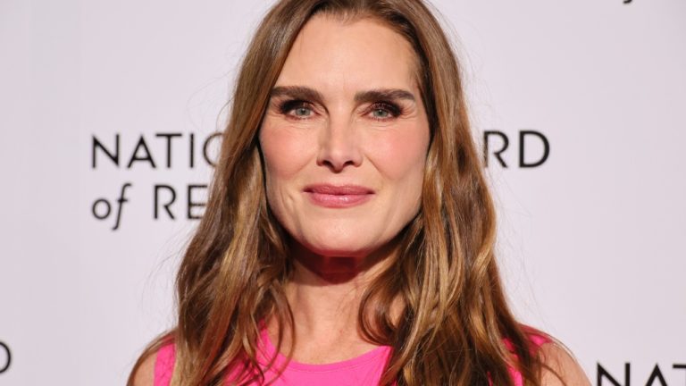 Brooke Shields a ignoré l'appel téléphonique de la réalisatrice de "Blue Lagoon" après avoir critiqué le film pour avoir exploité son "réveil sexuel"
	
	
