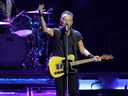 Bruce Springsteen et le E Street Band se produisent lors de leur tournée 2023 le 1er février 2023 à l'Amalie Arena de Tampa, en Floride. La représentation prévue de Springsteen le mardi 14 mars à Albany, NY, est devenue le troisième concert en une semaine reporté par le rocker du New Jersey en raison d'une maladie.