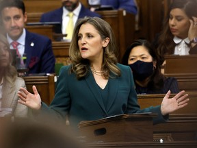 La ministre des Finances, Chrystia Freeland, présente le budget fédéral pour l'exercice 2023-24 à la Chambre des communes le 28 mars 2023.