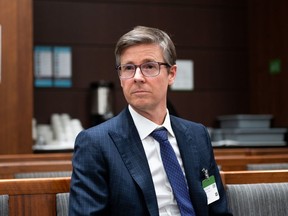 Galen Weston, président du conseil et président des Compagnies Loblaw limitée, attend de comparaître comme témoin devant le Comité permanent de l'agriculture et de l'agroalimentaire qui enquête sur l'inflation des prix des aliments à Ottawa, le mercredi 8 mars 2023. Les dépôts réglementaires montrent que Weston a encaissé 8,4 millions de dollars au total rémunération l'an dernier dans son rôle à la tête de Loblaw Companies Ltd.