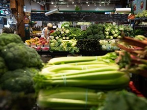 Une femme fait ses courses à Vancouver, le mercredi 20 juillet 2022.