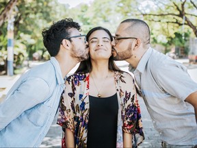 La relation polyamoureuse d'un couple a divisé les parents.