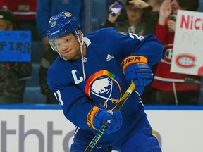 Kyle Okposo des Sabres de Buffalo s'échauffe en portant un maillot NHL Pride avant le match contre les Canadiens de Montréal au KeyBank Center le 27 mars 2023 à Buffalo, New York.