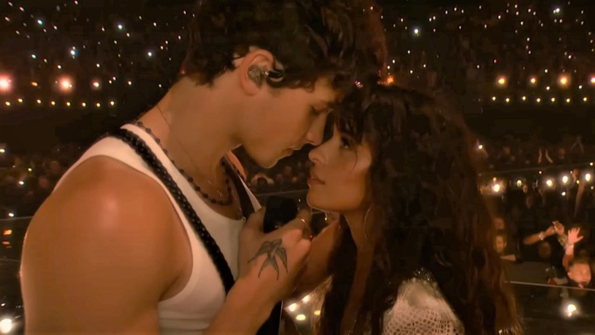 Camila Cabello partage des photos de bikini après avoir embrassé Shawn Mendes à Coachella
