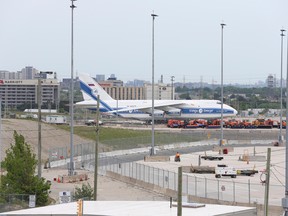 L'Antonov 124 immatriculé en Russie, exploité par le transporteur de fret Volga-Dnepr, est stationné à Pearson depuis le 27 février 2022.