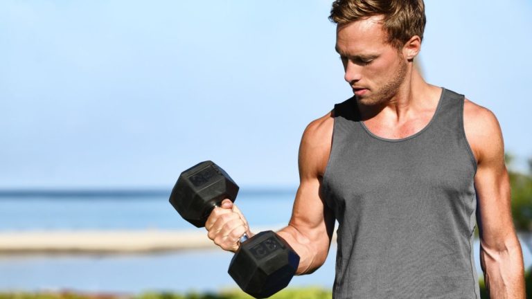 Cet entraînement d’avant-bras en 5 mouvements avec des haltères renforce la force de vos poignets, biceps et épaules