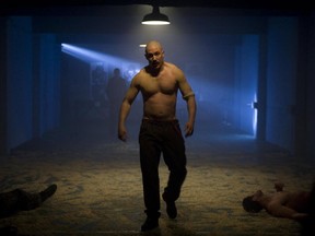 DOSSIER : Tom Hardy dans le rôle de Charles Bronson, dont la colère incontrôlable a transformé une peine de sept ans de prison en plus de 30, à Bronson.