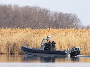 La police fouille le marais où les corps de huit personnes tentant d'entrer aux États-Unis depuis le Canada ont été retrouvés, à Akwesasne, au Québec.