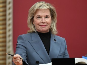 Martine Biron sourit alors qu'elle est assermentée à titre de ministre québécoise des Relations internationales et de la Francophonie, lors d'une cérémonie à l'Assemblée législative du Québec, à Québec, le 20 octobre 2022.