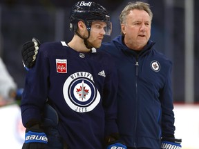 L'entraîneur-chef Rick Bowness (à droite) met son bras autour de Nikolaj Ehlers.  Les Jets affrontent Vegas mardi soir.