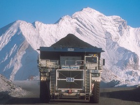 Un camion transporte une charge à l'exploitation Coal Mountain de Teck Resources Ltd., près de Sparwood, en Colombie-Britannique