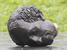 La tête décapitée d'une statue du premier premier ministre de Sir Canada, John A. Macdonald, gît sur le sol à la suite d'une manifestation à Montréal en août 2020.