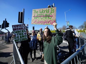 Des manifestants pour les droits des animaux sont vus près de l'hippodrome d'Aintree avant la course de chevaux Grand National à Liverpool, en Angleterre, le samedi 15 avril 2023.