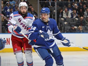 Mika Zibanejad des Rangers de New York patine contre Auston Matthews des Maple Leafs de Toronto lors d'un match de la LNH au Scotiabank Arena le 25 janvier 2023 à Toronto, Ontario, Canada.