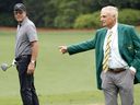 Phil Mickelson des États-Unis s'entretient avec un membre d'Augusta National, Jimmy Dunne, sur le champ d'entraînement lors d'une ronde d'entraînement le 4 avril 2023.