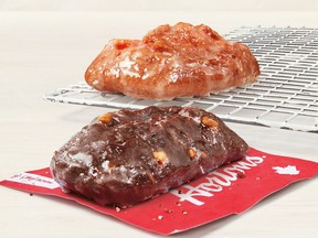 Tim Hortons ramènera les beignets «emblématiques» Noix Crunch et Cherry Stick.