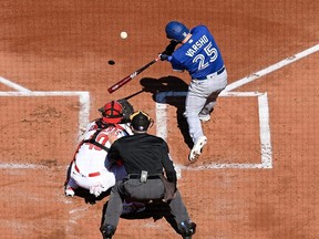 Daulton Varsho # 25 des Blue Jays de Toronto frappe un doublé RBI contre les Cardinals de St. Louis lors de la première manche de la journée d'ouverture au Busch Stadium le 30 mars 2023 à St Louis, Missouri.