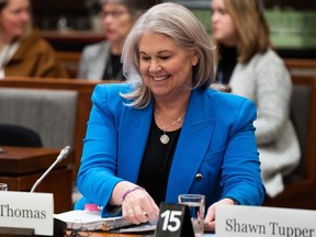 Jody Thomas, conseillère à la sécurité nationale et au renseignement, attend de comparaître comme témoin devant le Comité permanent de la procédure et des affaires de la Chambre (PROC) concernant l'ingérence électorale étrangère sur la Colline du Parlement à Ottawa, le mercredi 1er mars 2023.