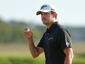 Patrick Cantlay, des États-Unis, salue sur le 18e green lors de la dernière ronde du RBC Heritage à Harbour Town Golf Links le 16 avril 2023 à Hilton Head Island, en Caroline du Sud.