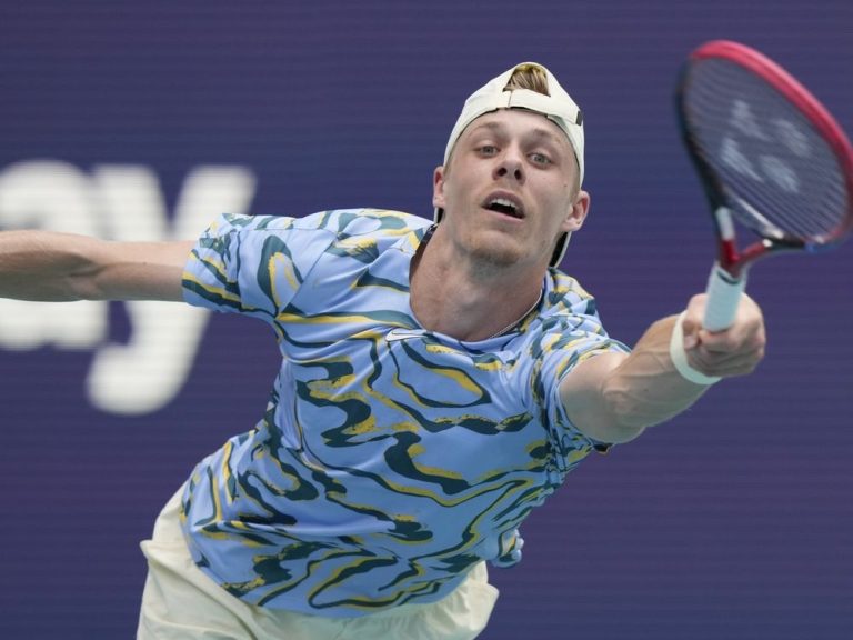 Denis Shapovalov évincé de l’Open de Barcelone en deux sets par le Grec Tsitsipas