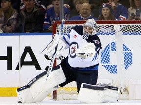 Le gardien Connor Hellebuyck est l'un des quatre grands noms des Jets de Winnipeg susceptibles d'être une priorité hors saison pour l'équipe.