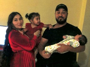 Florin et Cristina Iordache avec leurs deux enfants.