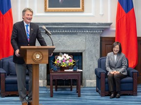 Le député libéral John McKay, président du comité de la défense nationale de la Chambre des communes, prend la parole lors d'une réunion avec le président taïwanais Tsai Ing-wen, alors qu'il dirige une délégation parlementaire pour une visite, au bureau présidentiel de Taipei, Taïwan, le 12 avril. , 2023.