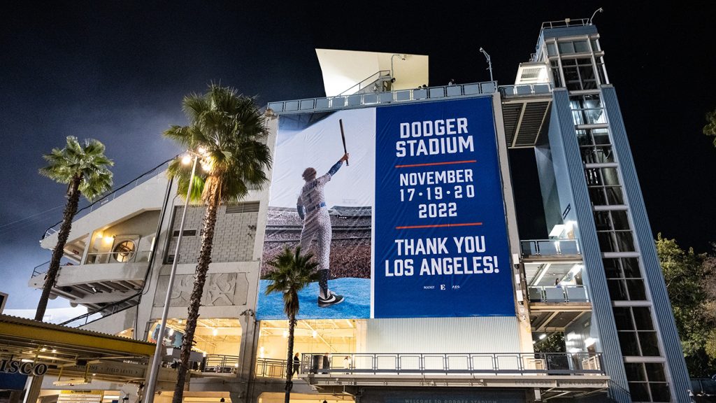 Deux hommes accusés d'attaque à l'extérieur d'un concert d'Elton John au Dodger Stadium
