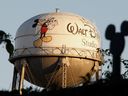 Le château d'eau du siège social de Walt Disney Co. à Burbank, en Californie.