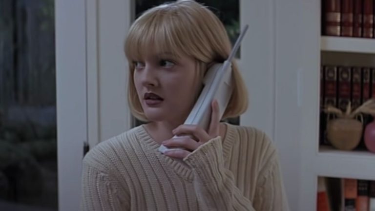 Drew Barrymore de Scream répond à la théorie selon laquelle Casey Becker est toujours en vie
