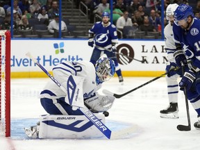 Le gardien de but des Maple Leafs Joseph Woll effectue un arrêt sur un tir d'Alex Killorn du Lightning au cours de la deuxième période, le mardi 11 avril 2023, à Tampa, en Floride.