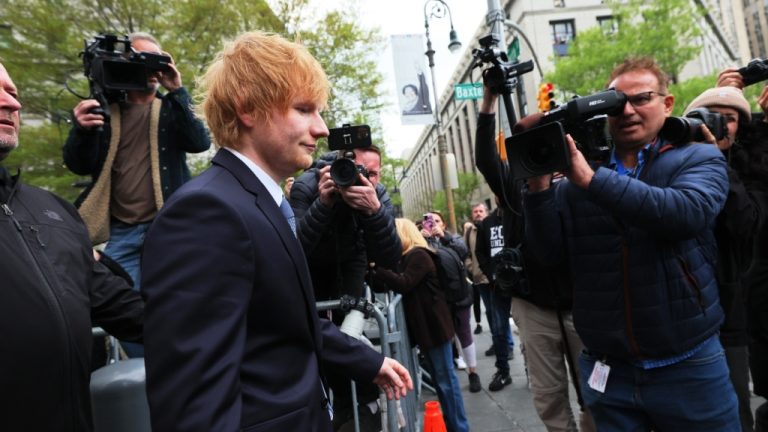 Ed Sheeran chante et joue de la guitare devant le tribunal dans le cadre de l'affaire de plagiat de Marvin Gaye
