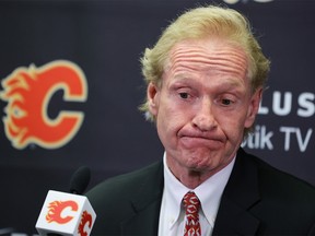 Don Maloney, nouveau président des opérations et directeur général par intérim des Flames de Calgary, parle du départ de Brad Treliving au Scotiabank Saddledome le lundi 17 avril 2023.