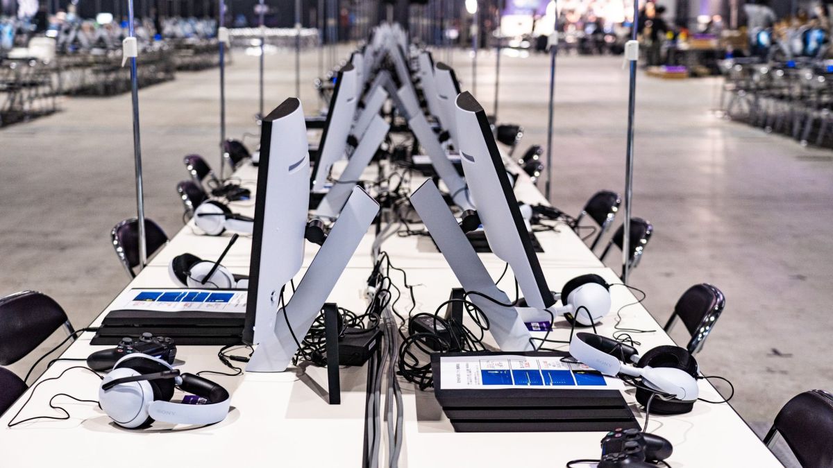 A line of monitors ready for the Evo tournament.