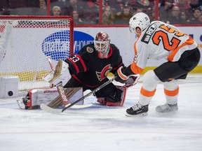 30 mars 2023 ;  Ottawa, Ontario, CAN;  Le gardien de but des Sénateurs d'Ottawa Cam Talbot (33 ans) réalise un rare arrêt sur un tir de l'ailier gauche des Flyers de Philadelphie James van Riemsdyk (25 ans) au Centre Canadian Tire.  Crédit obligatoire : Marc DesRosiers - USA TODAY Sports