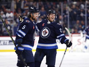 Nikolaj Ehlers (à droite) célèbre avec son coéquipier Brenden Dillon.  JAMES CAREY LAUDER/USA AUJOURD'HUI Sports