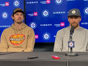 Le gardien de but des Jets Connor Hellebuyck et l'ailier Blake Wheeler s'adressent aux médias au Canada Life Centre lors de leur disponibilité d'après-saison le samedi 29 avril 2023.