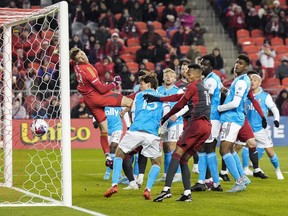 L'attaquant du Toronto FC Federico Bernardeschi (non illustré) marque sur le gardien du Charlotte FC George Marks (31 ans) lors de la première mi-temps de l'action de soccer MLS à Toronto, le samedi 1er avril 2023.