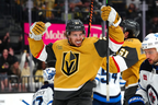 27 avril 2023 ;  Las Vegas, Nevada, États-Unis ;  Le centre des Golden Knights de Vegas Brett Howden (21 ans) célèbre après que l'ailier droit Mark Stone (61 ans) ait marqué un but contre les Jets de Winnipeg au cours de la deuxième période du cinquième match du premier tour des séries éliminatoires de la Coupe Stanley 2023 au T-Mobile Arena.  Crédit obligatoire : Stephen R. Sylvanie - USA TODAY Sports