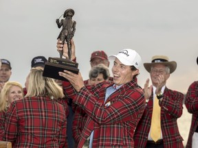 Matt Fitzpatrick, d'Angleterre, détient le trophée du championnat après une éliminatoire de trois trous lors de la ronde finale du tournoi de golf RBC Heritage, le dimanche 16 avril 2023, à Hilton Head Island, SC