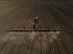 Des incitations financières qui récompensent les agriculteurs qui adoptent des pratiques et des technologies agricoles intelligentes face au climat compenseraient les producteurs pour faire partie de la solution au changement climatique et produire une nutrition abordable.