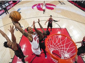 DeMar DeRozan des Chicago Bulls va au panier contre Scottie Barnes et Pascal Siakam des Raptors de Toronto lors du tournoi Play-In 2023 à la Scotiabank Arena le 12 avril 2023 à Toronto, Ontario, Canada.